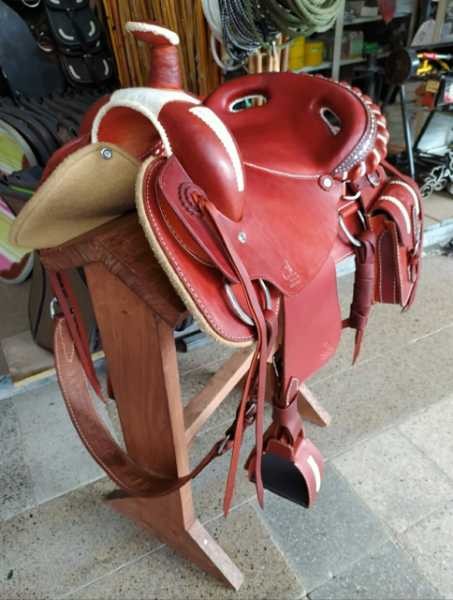 Silla fina en cuero del valle, con cuchufo.