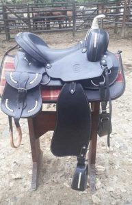Silla con cuchufos en neopreno, alfombra, pechera.