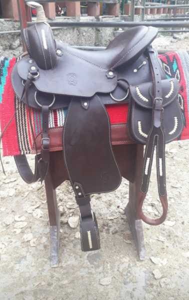 Silla con cuchufos en neopreno, alfombra, pechera.