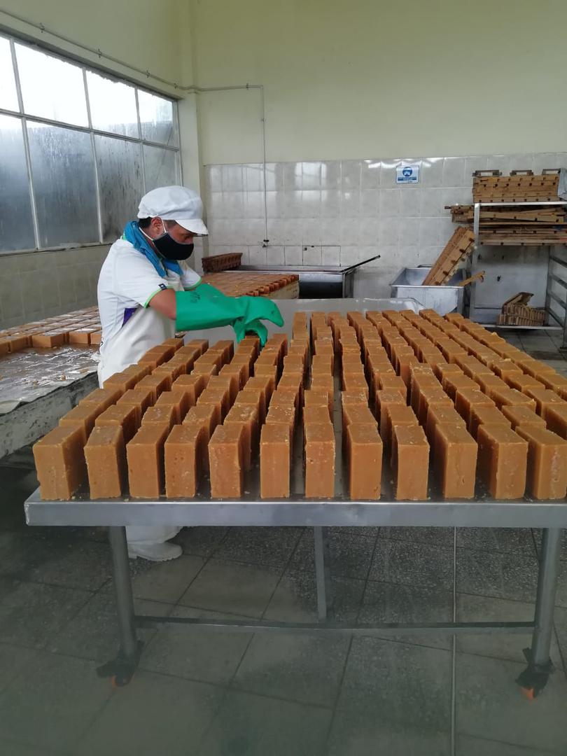 Panela Pulverizada Y En Bloque